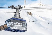 Die Vallugabahn in St. Anton am Arlberg ist mit dem Logo vom "weissen Rausch" beklebt. • © TVB St. Anton am Arlberg, Patrick Bätz